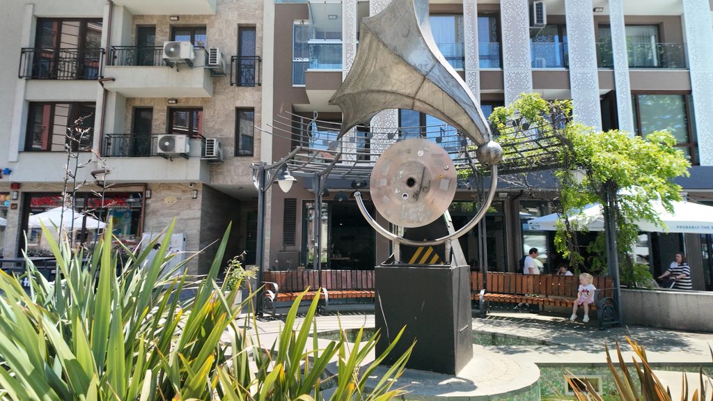 The Gramophone, Burgas